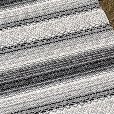 grå, sort hvid stribet stort plastik svensk gulvtæppe kludetæppe 